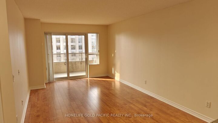 Property Photo: 25 Kingsbridge Garden Circle 2122 ON L5R 4B1