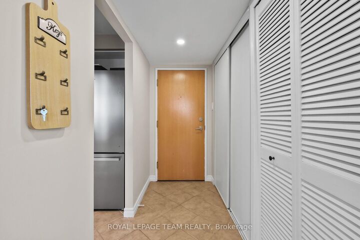 Property Photo: 199 Kent Street 1906 ON K2P 2K8