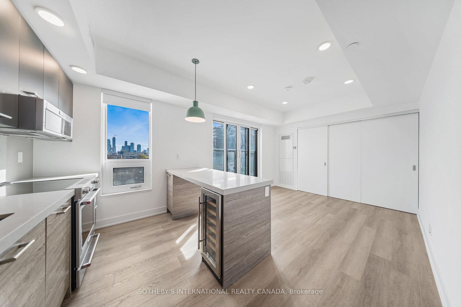 Property Photo: 484 Spadina Avenue 802 ON M5S 0E4