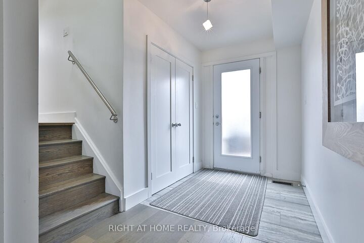 Property Photo: 34 Scarcliff Gardens ON M1E 2A2