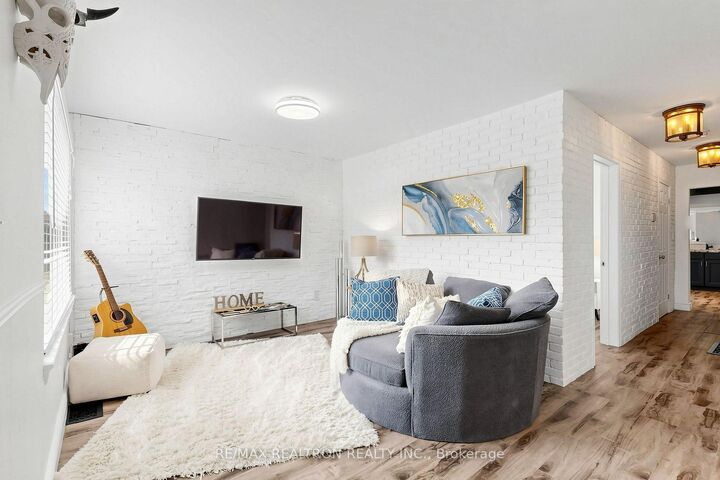 Property Photo:  8 Villa Road  ON M8W 1M5 