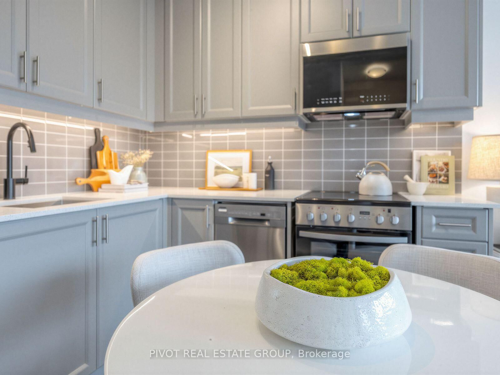 Property Photo:  2333 Khalsa Gate 802  ON L6M 0X7 
