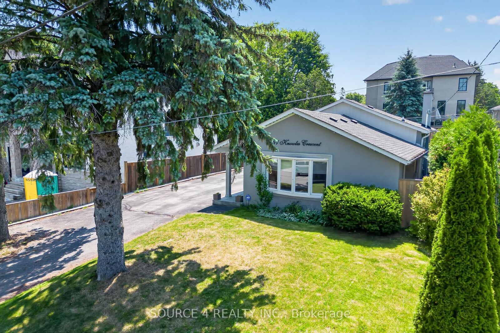 Property Photo: 51 Knowles Crescent ON L4G 1Z6