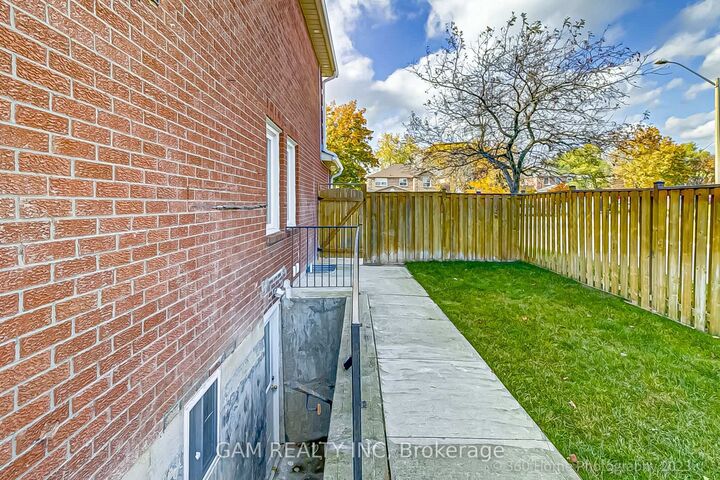 Property Photo:  1721 Village View Place Lower  ON L5M 4A7 