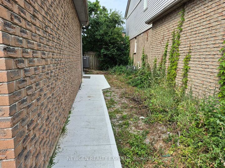 Property Photo:  2878 Rainwater Drive (Legal Basement)  ON L5N 6K9 