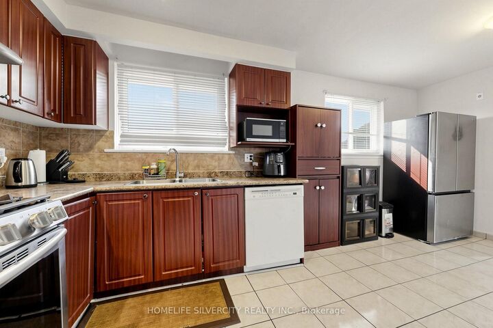 Property Photo: 3126 Redbank Crescent ON L4T 1V1