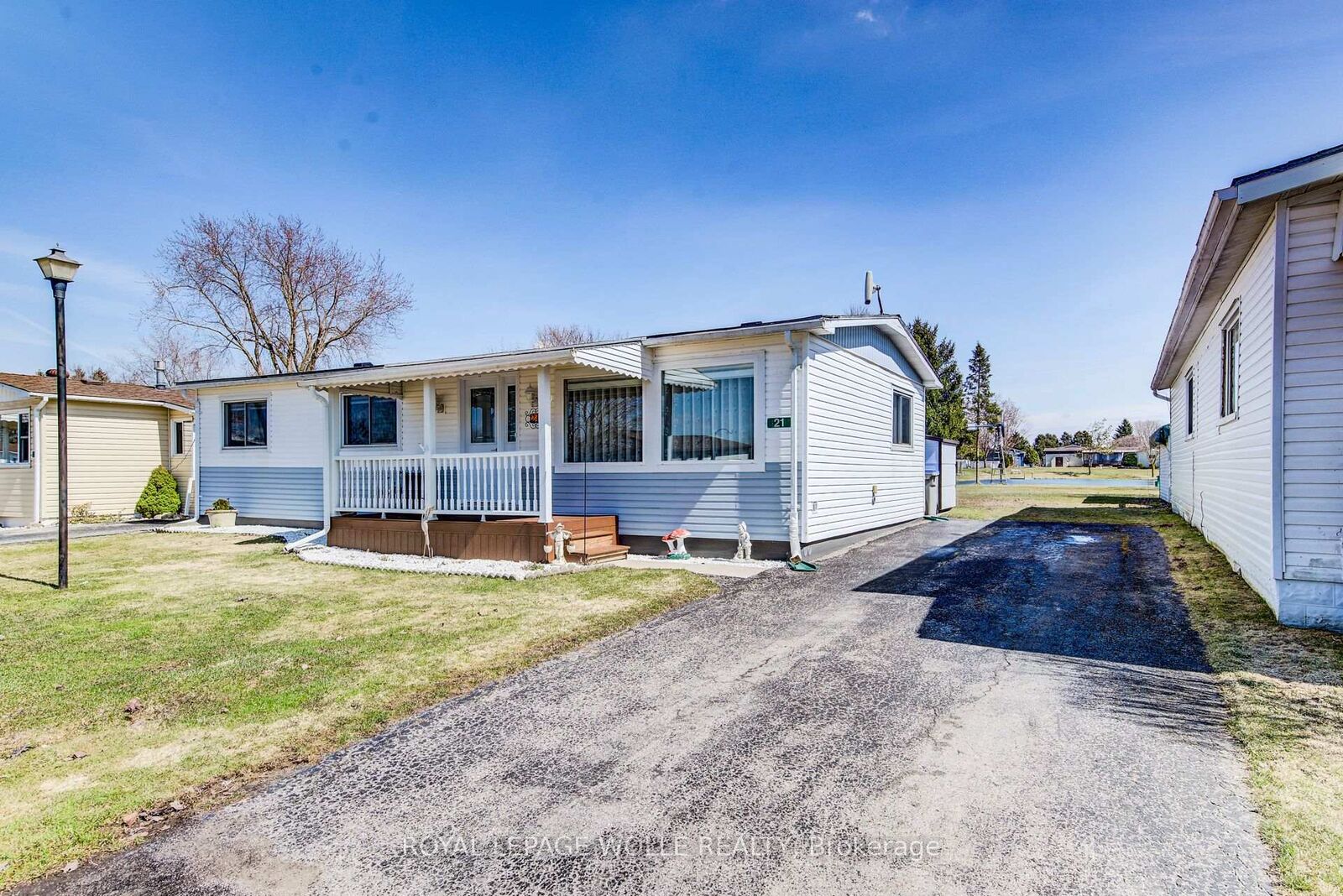Property Photo: 21 Fairview Crescent ON N4W 3G8
