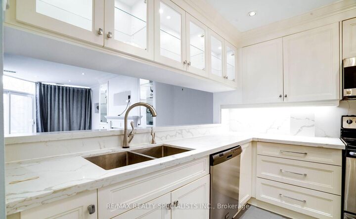 Property Photo: 100 Arbors Lane Th5 ON L4L 7G4