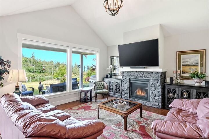 Property Photo: 3861 Creekside Dr BC V0R 1G0