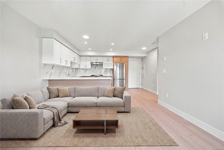Property Photo: 171 Jensen Ave W #302 BC V9P 1K3