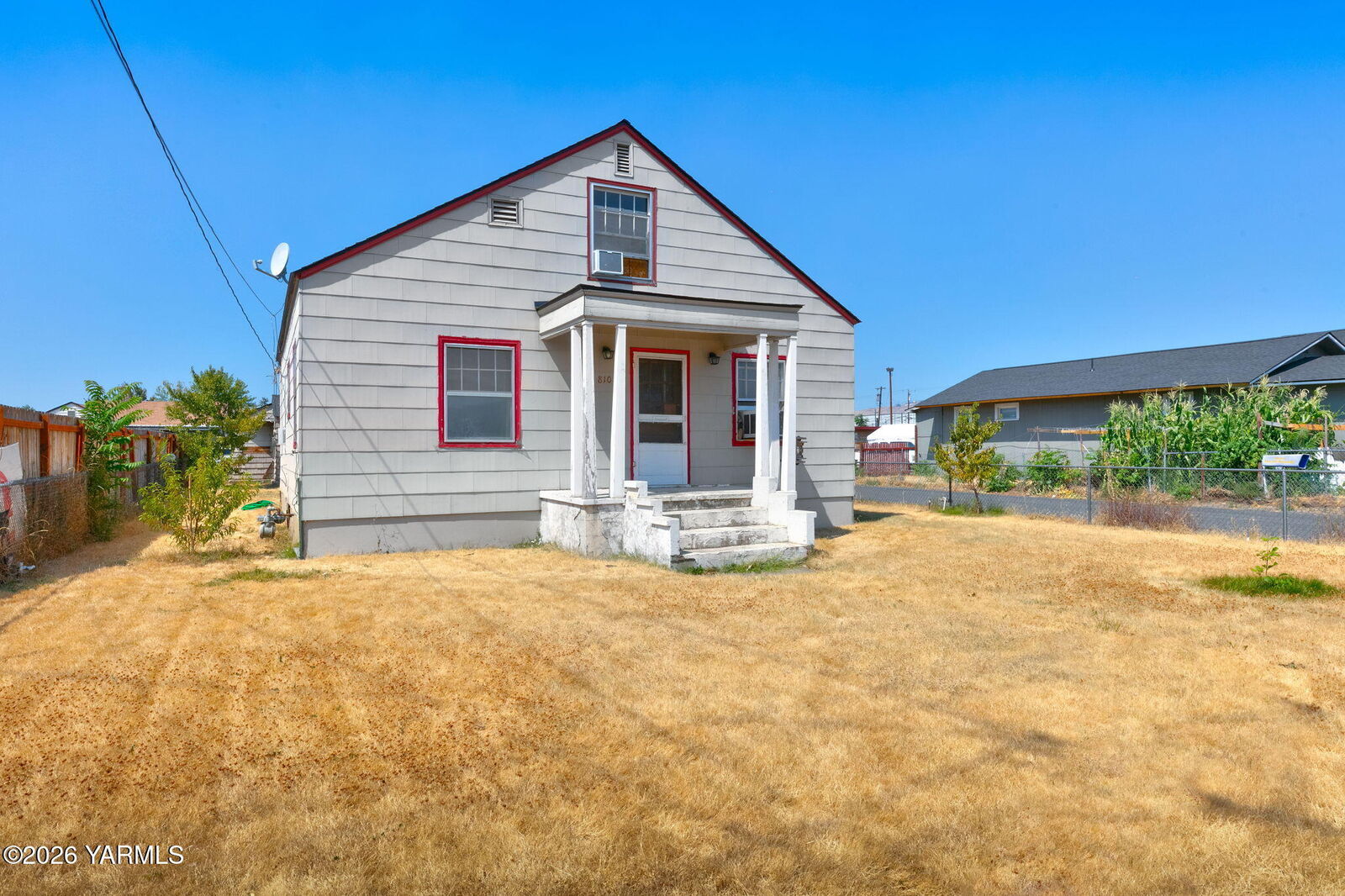 Property Photo:  810 N 16th Ave  WA 98902 