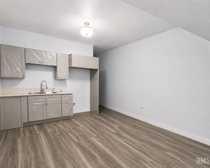 Property Photo: 1823 Cherry Street CA 93304