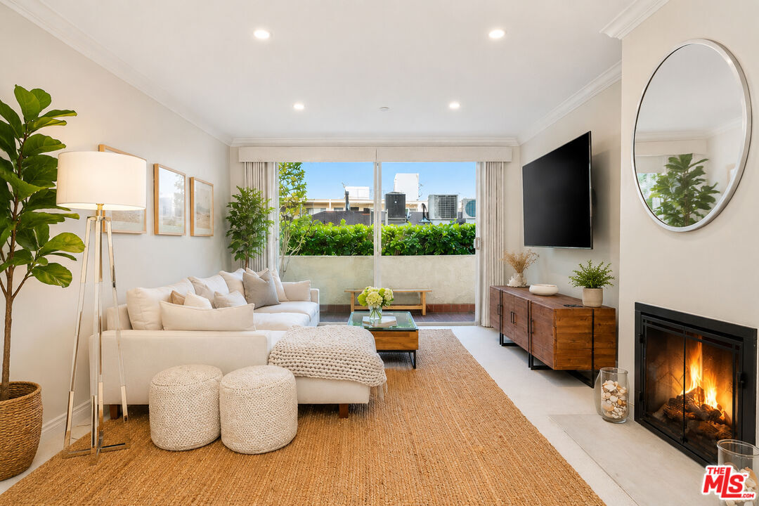 Property Photo:  125 Montana Ave, Unit 204  CA 90403 