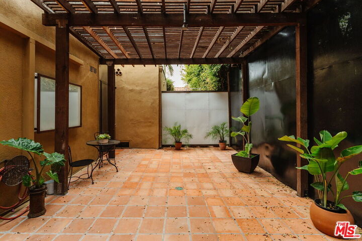 Property Photo: 430 1/2 N Harper Ave CA 90048
