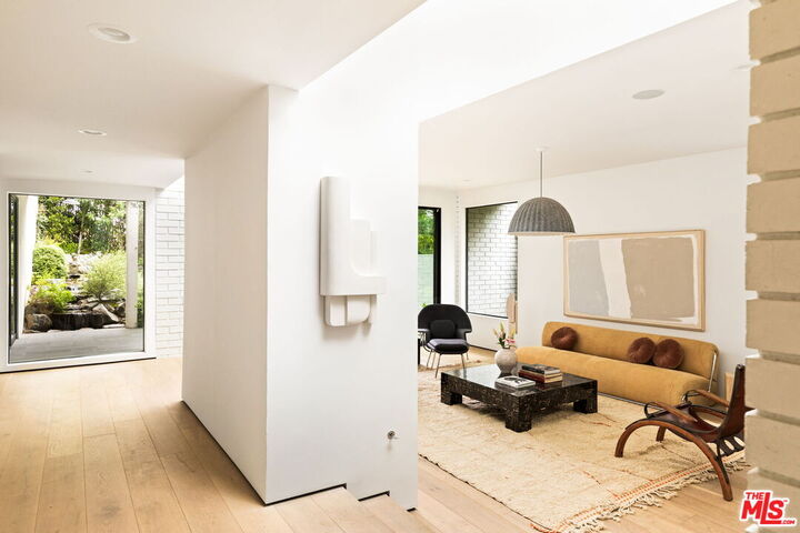 Property Photo: 11210 Briarcliff Ln CA 91604