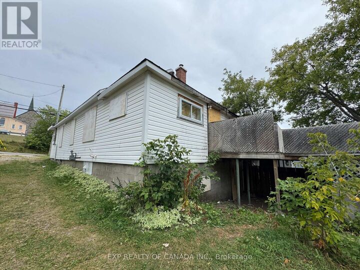 Property Photo: 256 Sixth Avenue ON P4N 5M9