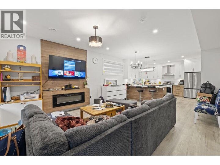 Property Photo:  824 Glenwood Avenue 4  BC V1Y 5M5 