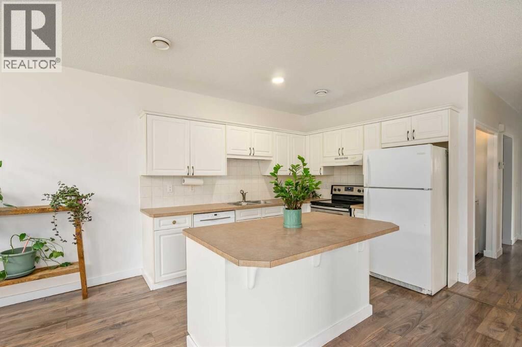 Property Photo:  116 First Street  AB T4C 1Z3 