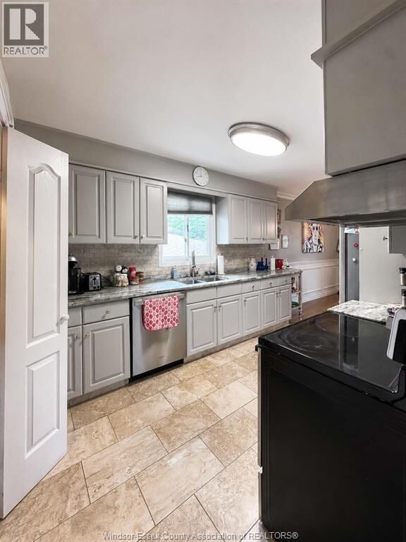 Property Photo:  46 Indiana Place  ON N9V 3X5 