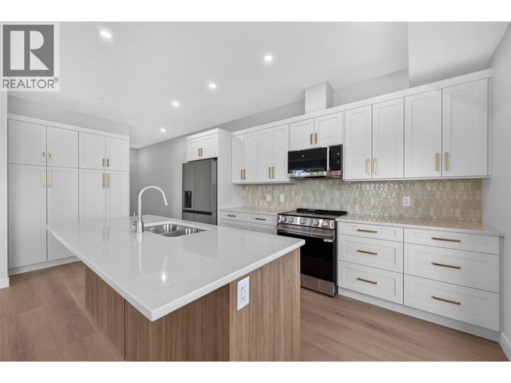 Property Photo:  2009 39 Avenue 3  BC V1T 8E5 