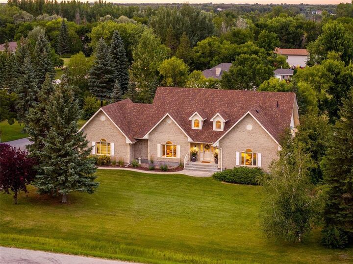 Property Photo: 9 Michael Bay MB R1A 2Z8