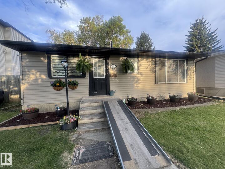 Photo de la propriété:  10312 154 Street NW  AB T5P 2H6 