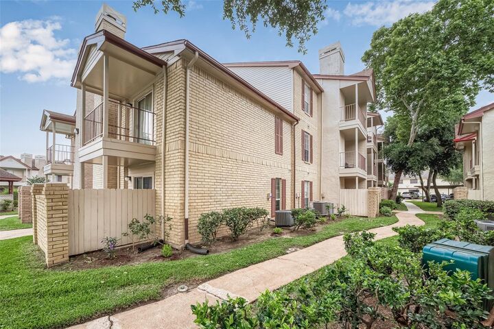 Property Photo:  2120 El Paseo Street 2425  TX 77054 