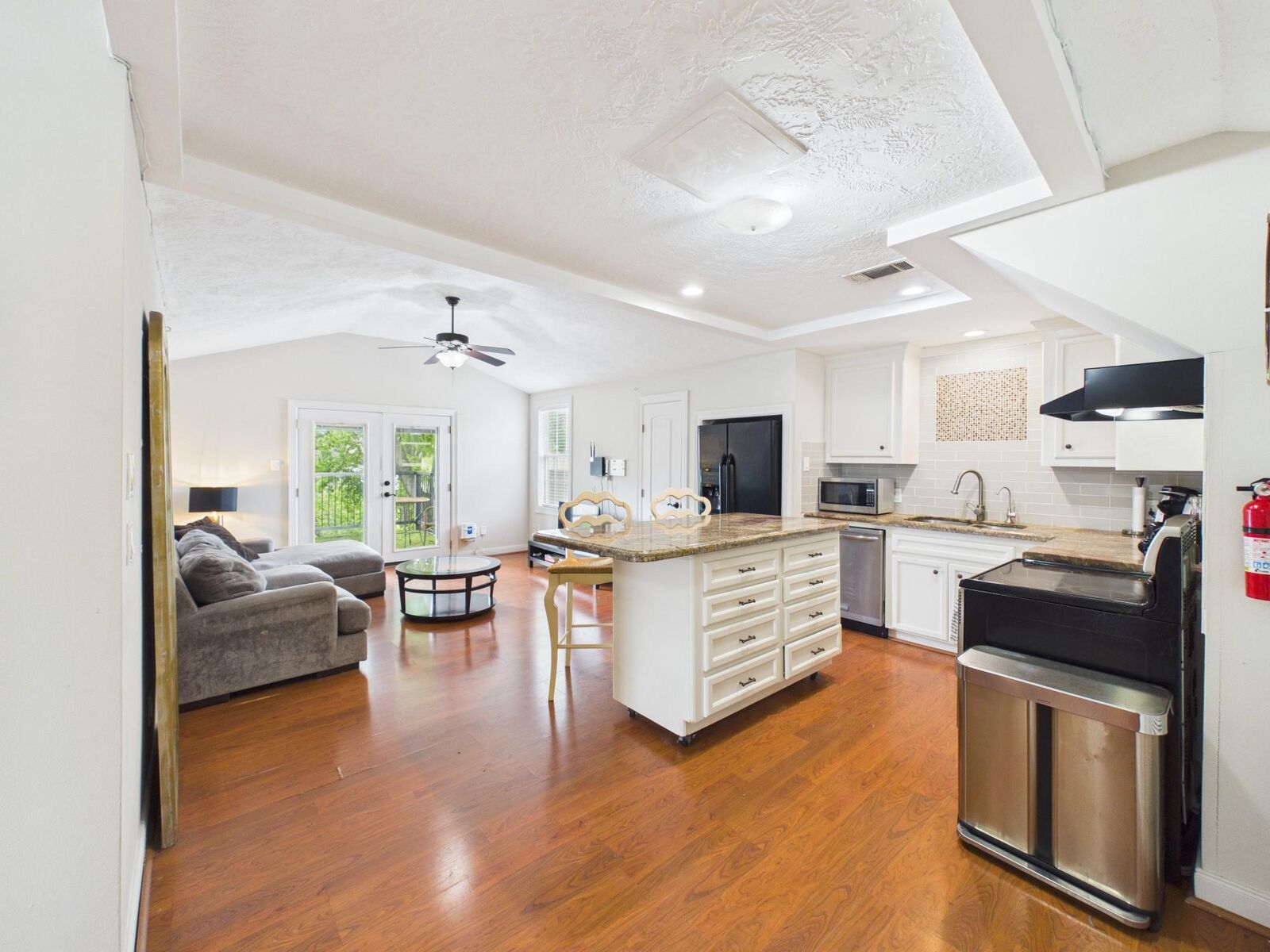 Property Photo: 5110 Academy Street 5 TX 77005