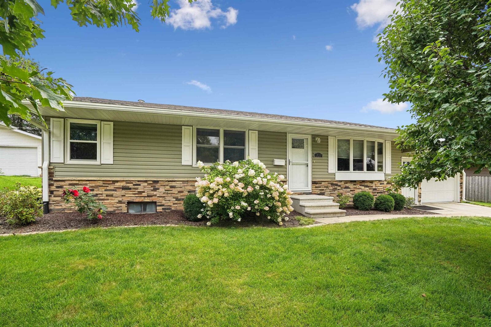 Property Photo:  707 7th Ave NE  IA 50662 