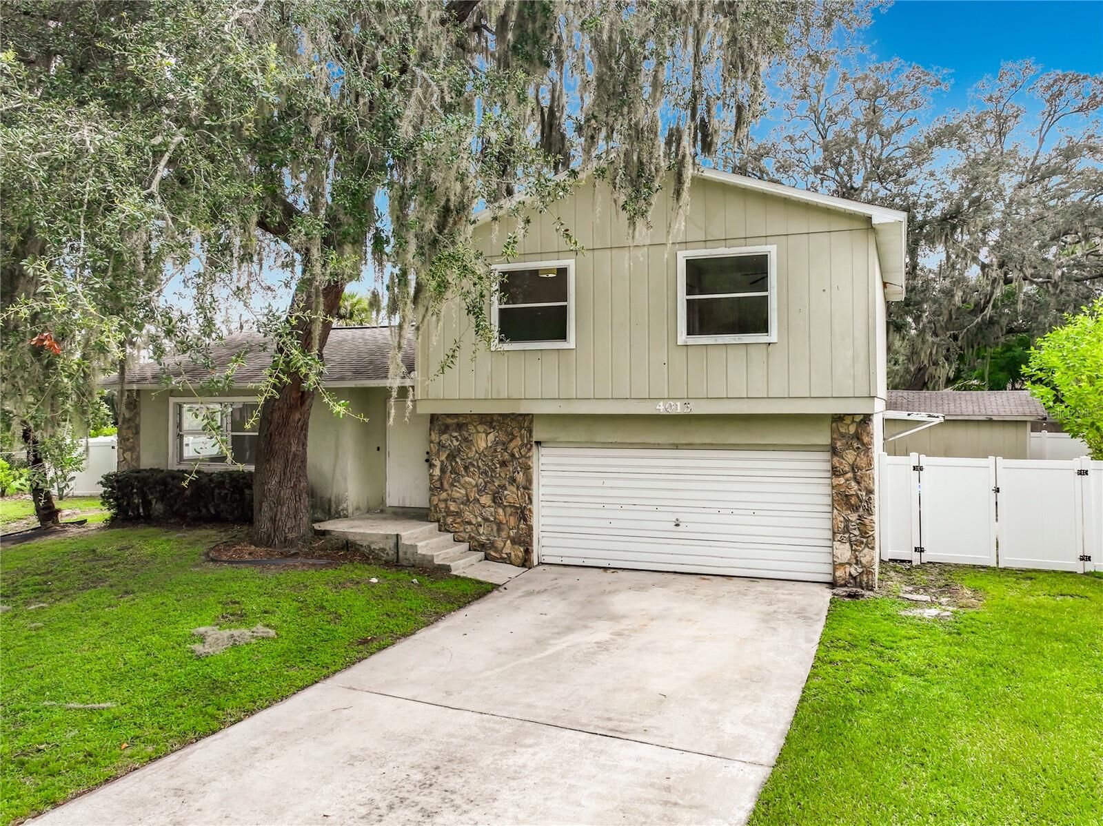 Property Photo: 4012 Wittwood Court FL 32817