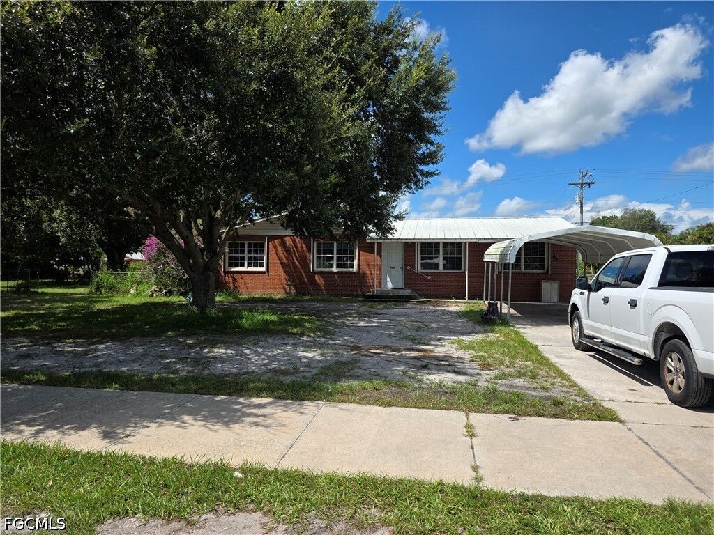 Property Photo: 615 New Market Road W FL 34142