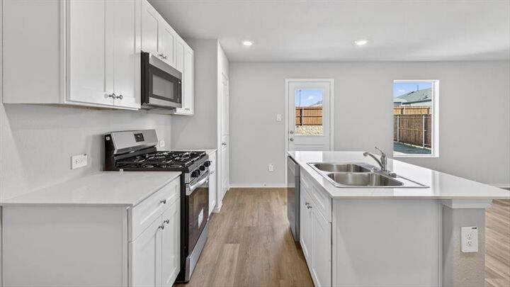Property Photo: 806 King's Way TX 76645