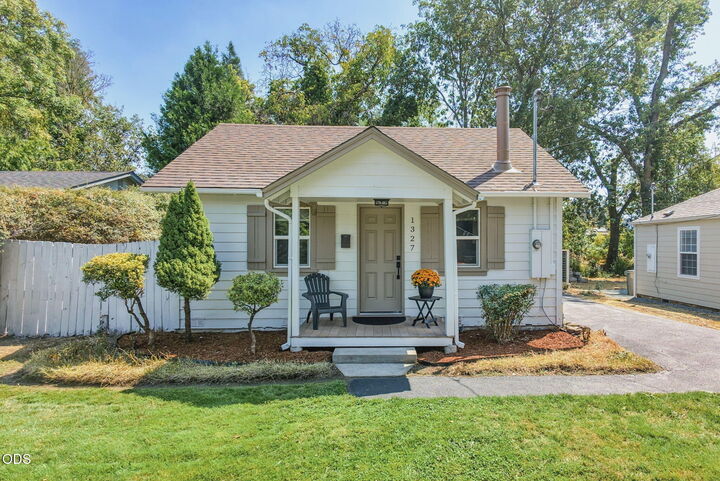 Property Photo:  1327 NW Washington Boulevard  OR 97526 