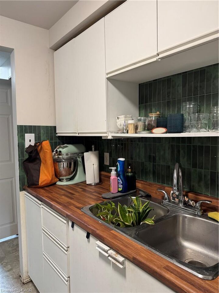 Property Photo:  639 Albert Street 7  ON N2L 3V5 