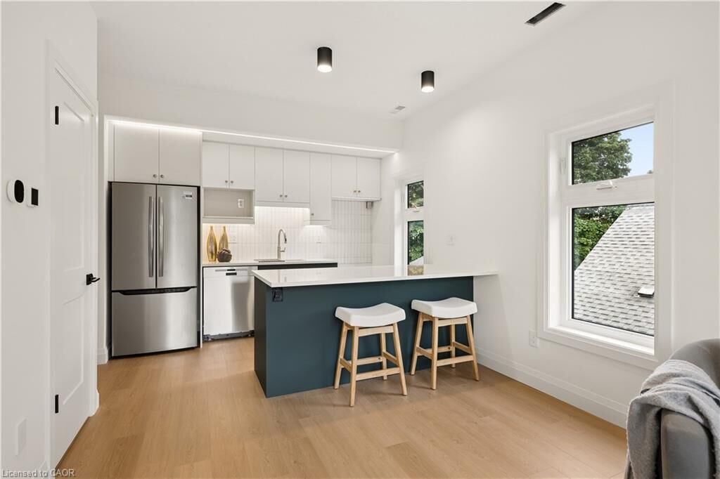 Property Photo:  563 Wellington Street 1  ON N2H 5L6 