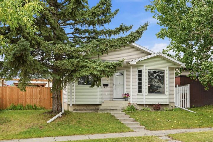 Property Photo: 251 Erin Woods Drive SE AB T2Z 2V8