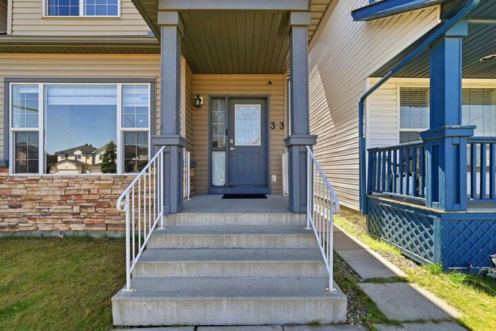 Property Photo:  33 Saddlecrest Close NE  AB T3J 5B5 