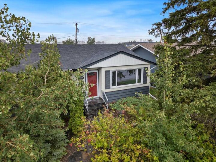 Property Photo:  28 Franklin Drive SE  AB T2H 0T9 