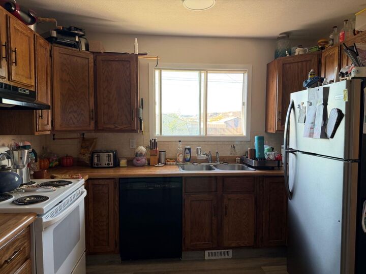 Property Photo:  635 3 Avenue W  AB T0J 0Y3 