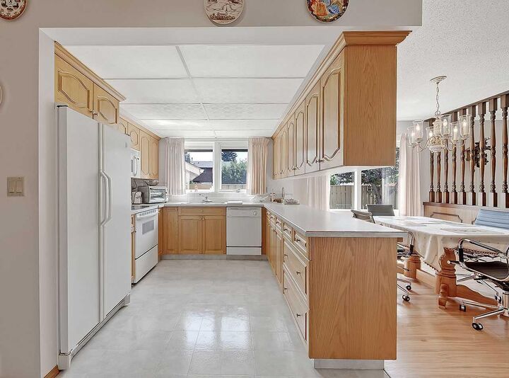Property Photo:  9556 Oakland Way SW  AB T2V 4G5 