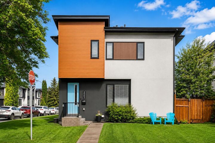 Property Photo: 2002 35 Street SW AB T3E 2X6