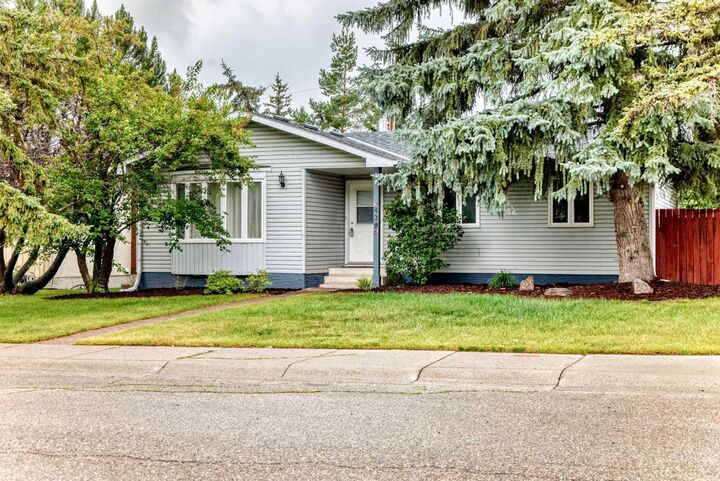 Property Photo: 439 Queen Charlotte Drive SE AB T2J 4H2