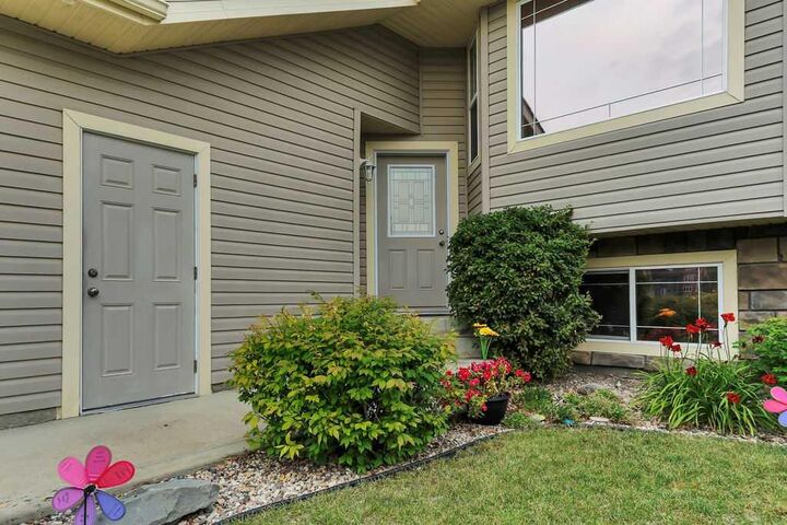 Property Photo: 68 Isbister Close AB T4R 0B9