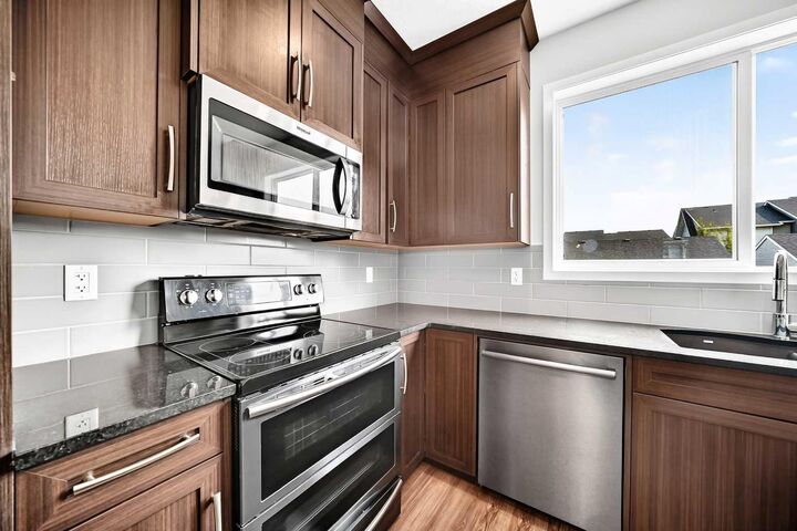 Property Photo:  18 Willow Crescent  AB T1S 5S2 