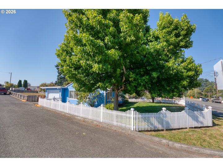Property Photo:  615 Pacific Ave  OR 97415 