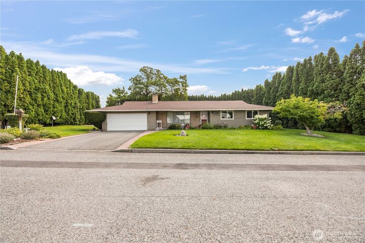 Property Photo:  903  Selkirk Place  WA 98812 