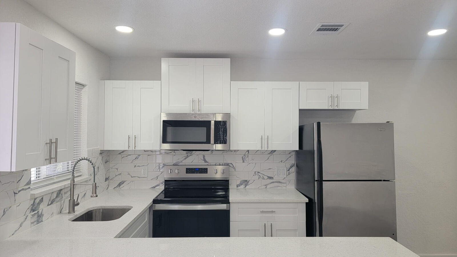 Property Photo:  618 SW 14th Terrace 2  FL 33312 