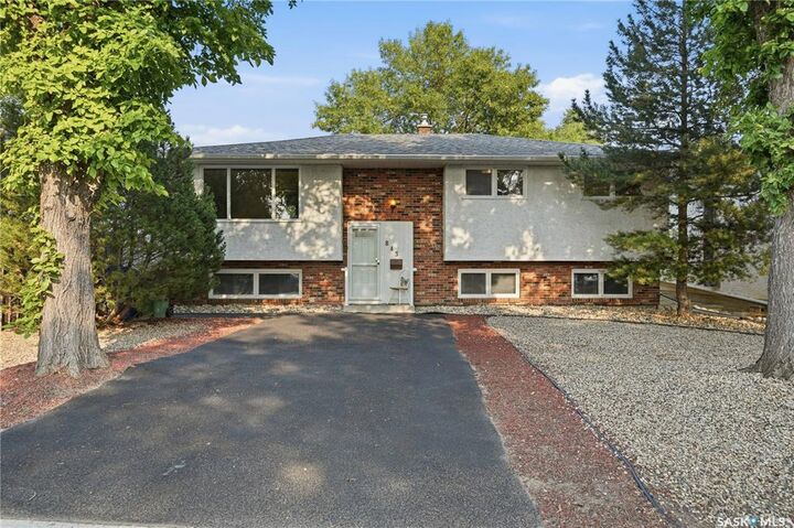 Property Photo:  843 N McIntosh Street  SK S4R 6H1 