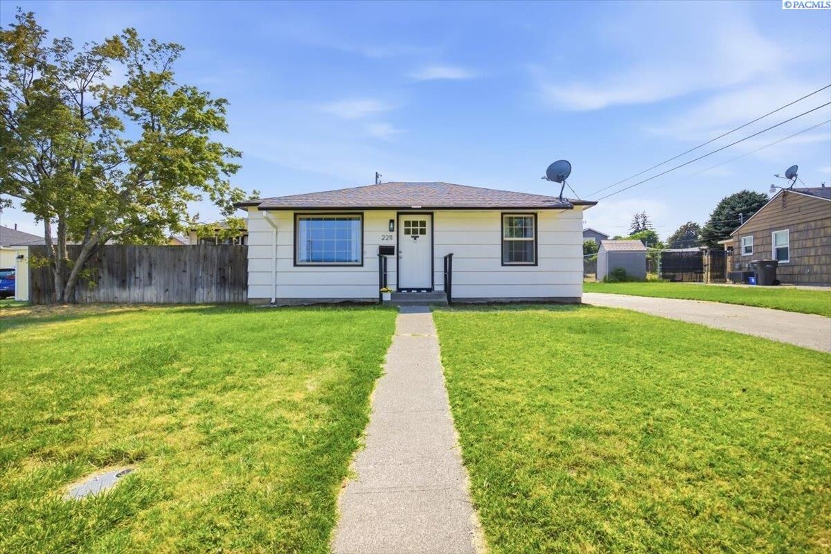 Property Photo:  2211 W 5th Ave.  WA 99336 