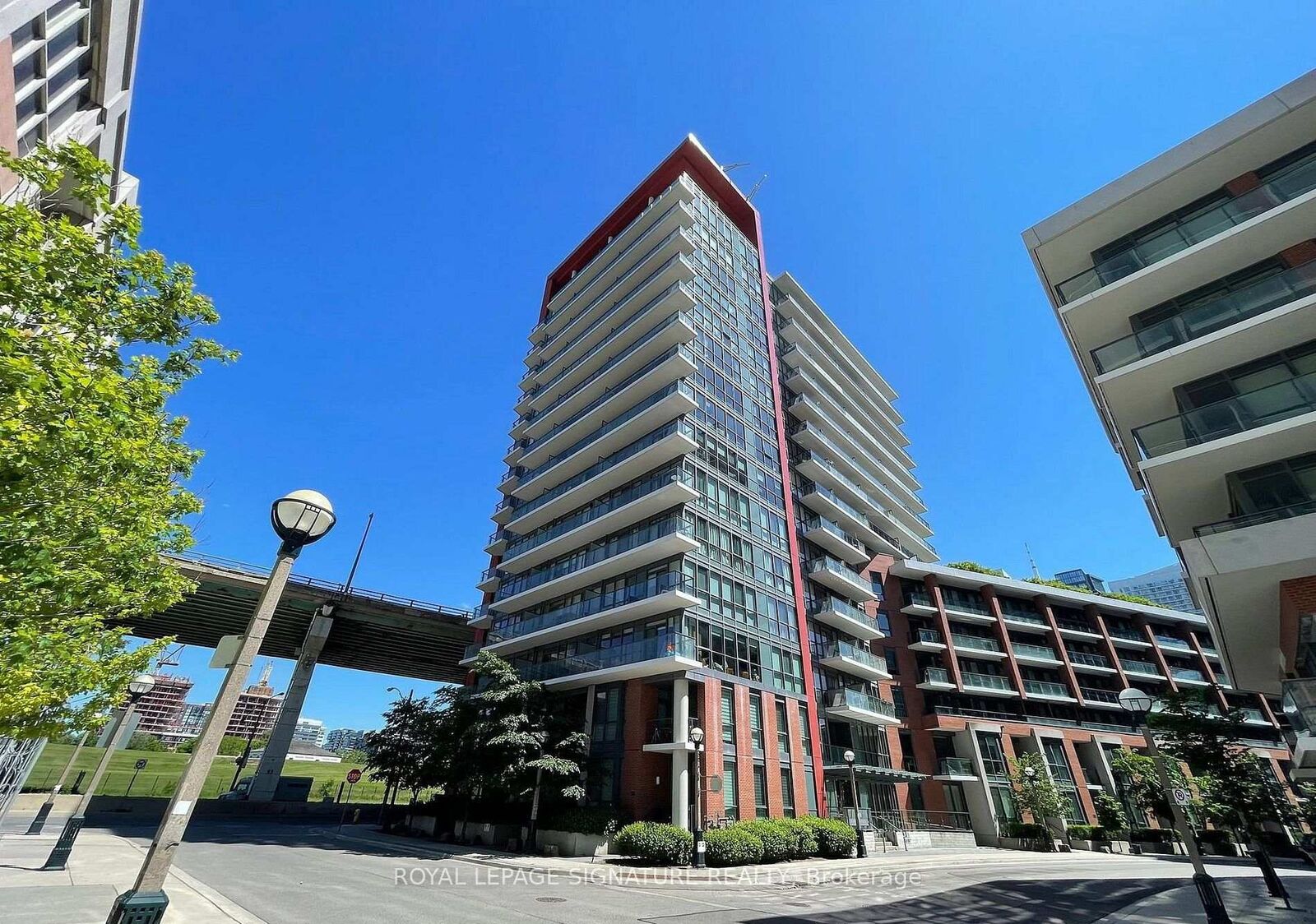 Property Photo: 50 Bruyeres Mews 809 ON M5V 0H8